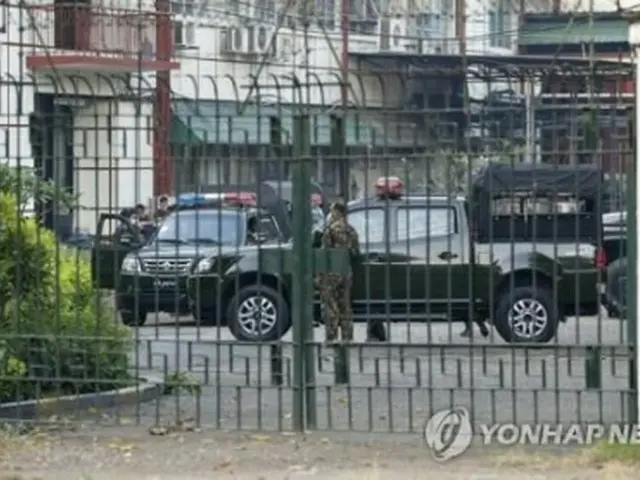 国営放送局の敷地内にとどまるミャンマーの軍人＝（ＥＰＡ＝聯合ニュース）