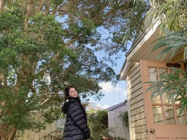 「NiziU」AYAKA、快晴の下で輝く笑顔…モクバンからMAYAとの表情チャレンジでファンを釘付けに（画像:「NiziU」公式インスタグラム）