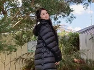 「NiziU」AYAKA、快晴の下で輝く笑顔…モクバンからMAYAとの表情チャレンジでファンを釘付けに