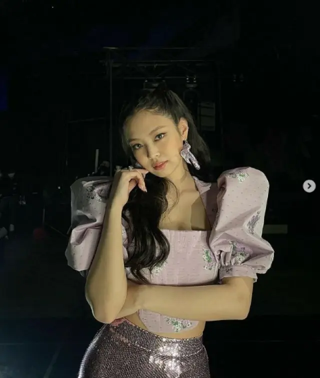 「BLACKPINK」のジェニー、磨きがかかったバービー人形のような美しさを放つ…初オンライン公演でのオフショット公開（画像提供:wowkorea）