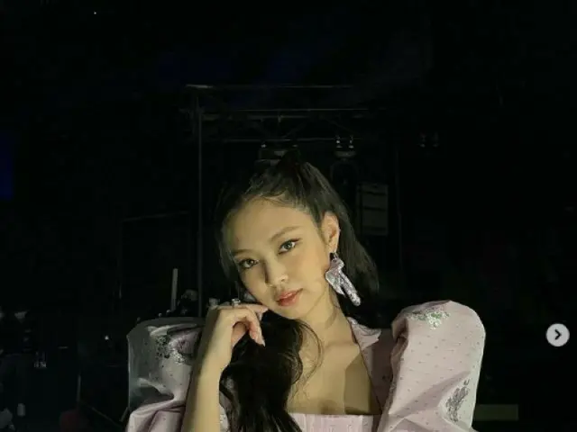 「BLACKPINK」のジェニー、磨きがかかったバービー人形のような美しさを放つ…初オンライン公演でのオフショット公開（画像提供:wowkorea）