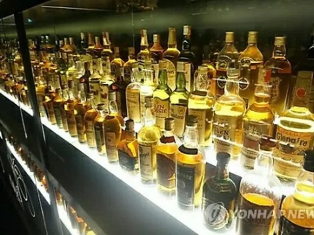 飲食店に並ぶウイスキー（資料写真）＝（聯合ニュース）