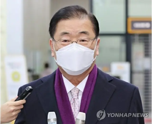 産業通商資源部が北朝鮮に対する原発建設支援を検討する文書を作成していた問題と関連し、立場を述べる鄭義溶氏＝２日、ソウル（聯合ニュース）