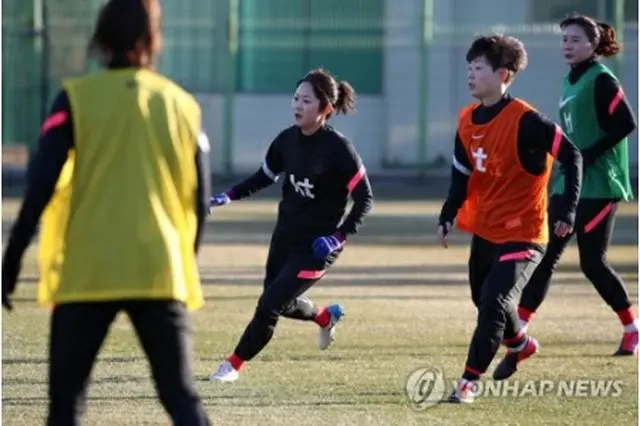 中国とのプレーオフを控え、全羅南道・康津のスタジアムで練習を行う女子韓国代表＝（聯合ニュース）