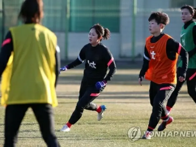 中国とのプレーオフを控え、全羅南道・康津のスタジアムで練習を行う女子韓国代表＝（聯合ニュース）