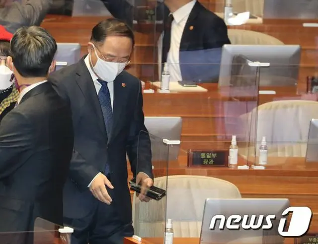 ‘全国民に支援金支給反対’の経済副首相をかばう韓国野党…「間違ったことは何1つ言っていない」（画像提供:wowkorea）