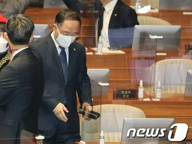 ‘全国民に支援金支給反対’の経済副首相をかばう韓国野党…「間違ったことは何1つ言っていない」（画像提供:wowkorea）