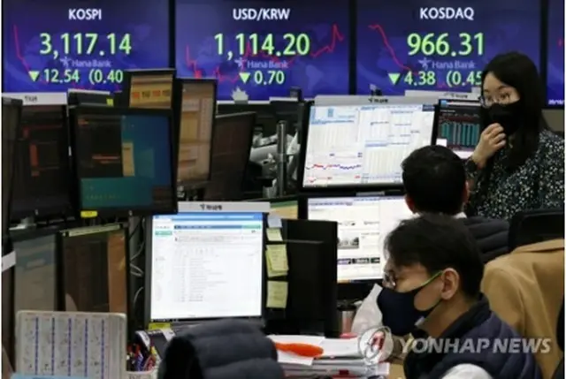 ハナ銀行のディーリングルーム＝４日、ソウル（聯合ニュース）