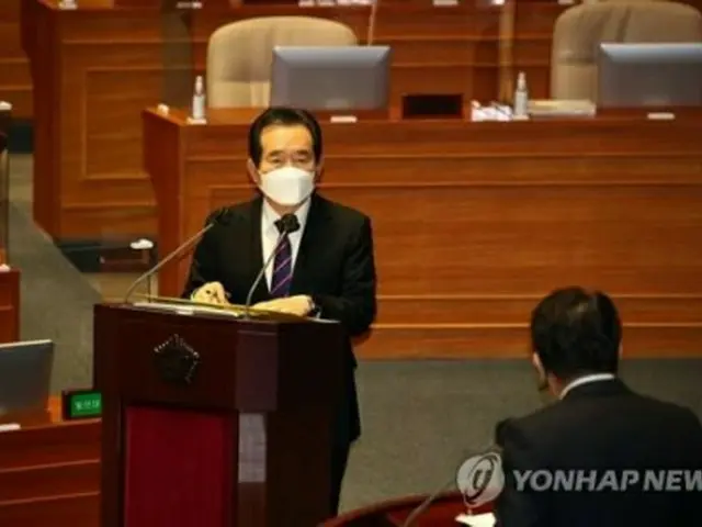 国会の対政府質疑で答弁する丁氏＝4日、ソウル（聯合ニュース）