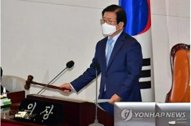 弾劾訴追案の可決を宣言する朴炳錫（パク・ビョンソク）国会議長＝４日、ソウル（聯合ニュース）