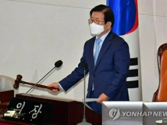 弾劾訴追案の可決を宣言する朴炳錫（パク・ビョンソク）国会議長＝４日、ソウル（聯合ニュース）