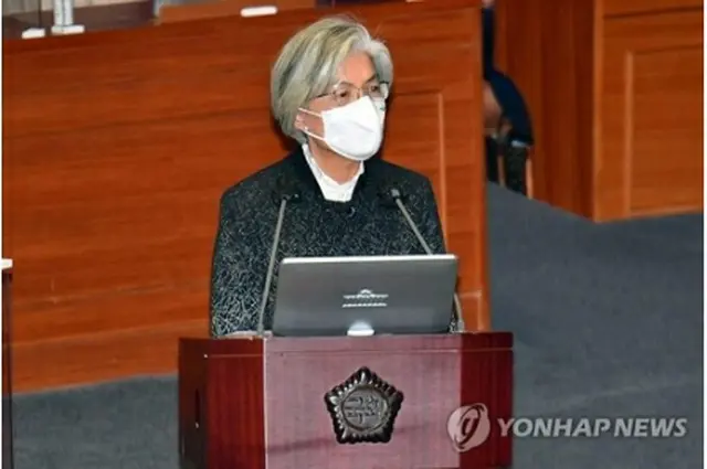 国会で答弁する康氏＝４日、ソウル（聯合ニュース）