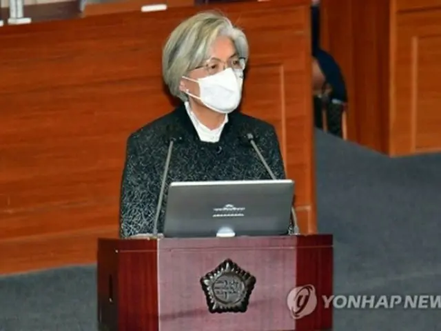 国会で答弁する康氏＝４日、ソウル（聯合ニュース）