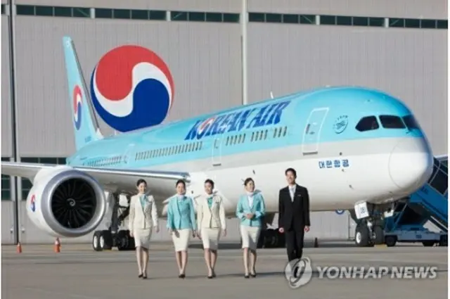 大韓航空の航空機と乗務員（同社提供）＝（聯合ニュース）≪転載・転用禁止≫