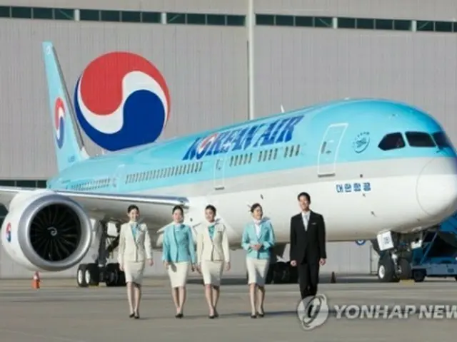 大韓航空の航空機と乗務員（同社提供）＝（聯合ニュース）≪転載・転用禁止≫