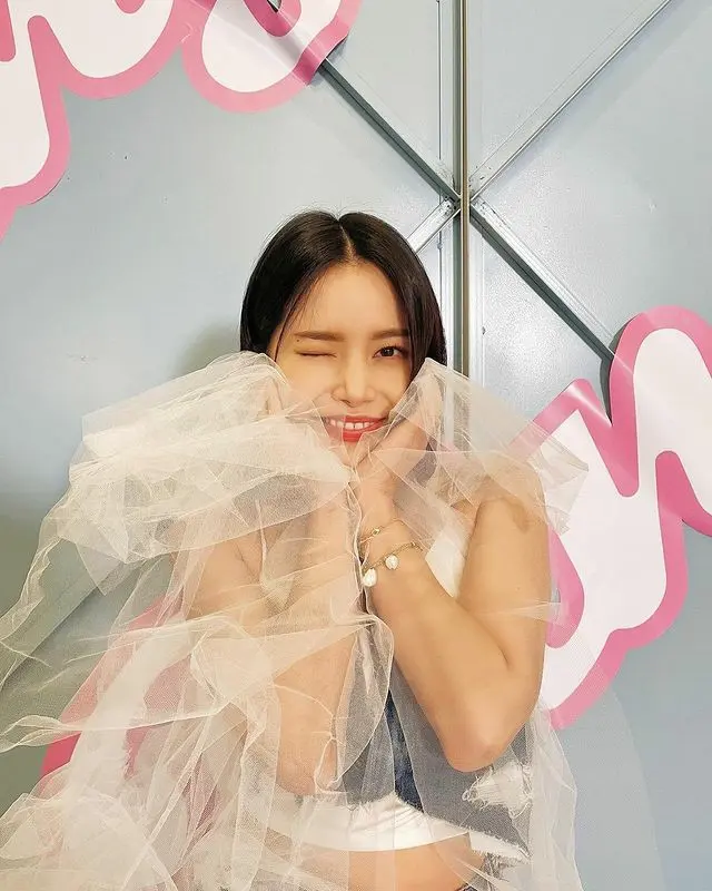 “話題急上昇”「MAMAMOO」のソラ、番組で着用したレースを「踏んで破ってしまいました」と告白（画像:ソラインスタグラム）