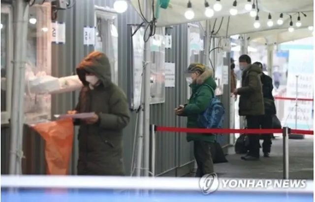 ソウル駅前に設けられた新型コロナウイルスの臨時検査所で検査を受ける人々＝６日、ソウル（聯合ニュース）