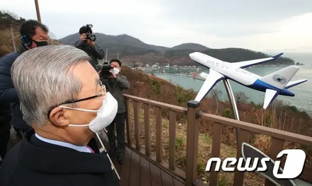 国民の力（党）のキム・ジョンイン 非常対策委員長が1日の午前、釜山市江西区加徳島にある大項展望台から加徳新空港の予定敷地を見渡している（画像提供:wowkorea）