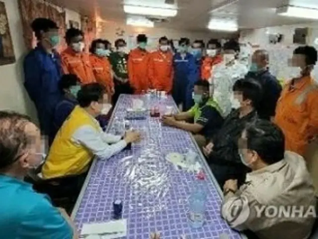 在イラン韓国大使館の現地支援チームは３日（現地時間）、タンカー船員と面会した（外交部提供）＝（聯合ニュース）≪転載・転用禁止≫