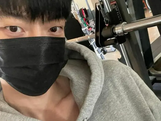 俳優アン・ジェヒョン、マスクで完璧に隠した顔…痩せていく近況を公開（画像提供:wowkorea）