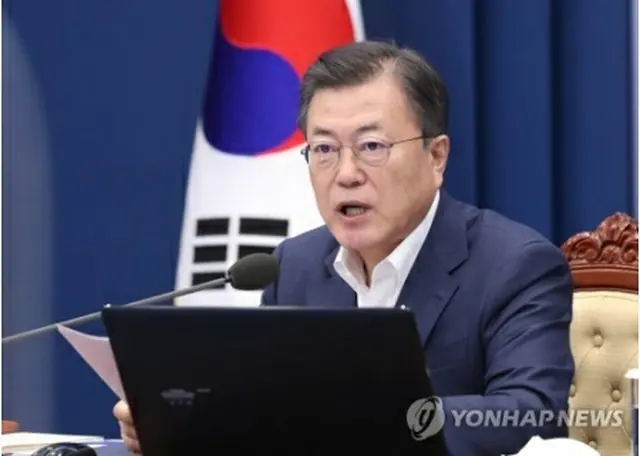 首席秘書官・補佐官会議で発言する文大統領＝８日、ソウル（聯合ニュース）