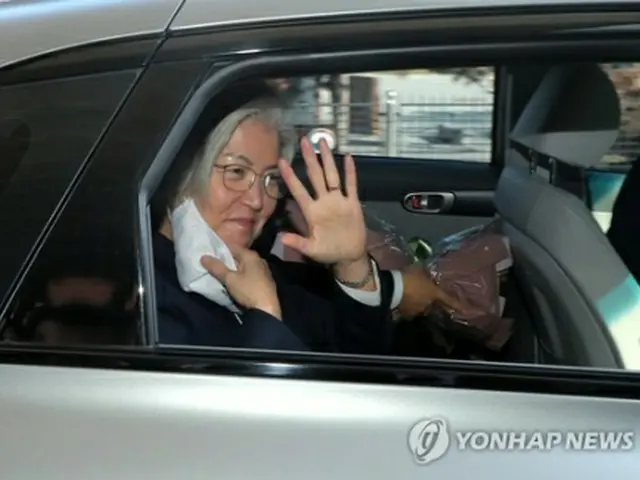 車の中から手を振る康氏＝８日、ソウル（聯合ニュース）