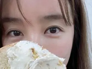 女優ユン・ウネ、ベーグルより小さい顔でパン好きを告白＝「おいしくて幸せ」
