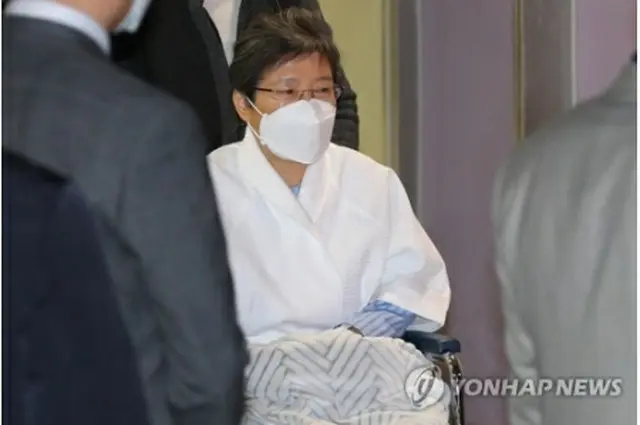 ソウル聖母病院から退院する朴氏＝9日、ソウル（聯合ニュース）