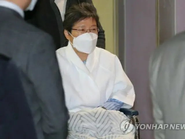 ソウル聖母病院から退院する朴氏＝9日、ソウル（聯合ニュース）