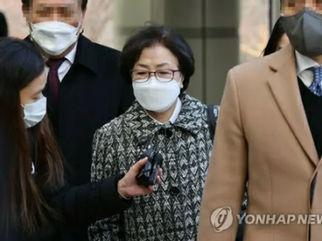 法廷に向かう金被告＝（聯合ニュース）