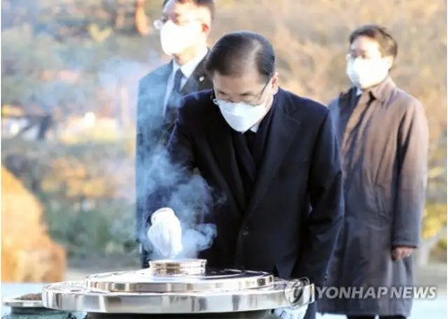 国立ソウル顕忠院を参拝した鄭氏＝９日、ソウル（聯合ニュース）