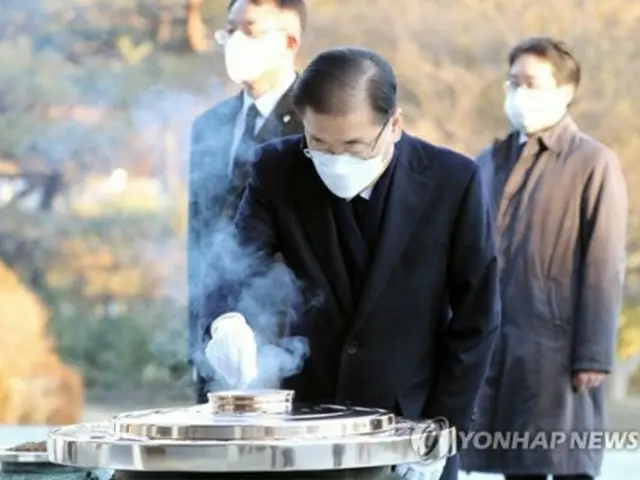 国立ソウル顕忠院を参拝した鄭氏＝９日、ソウル（聯合ニュース）