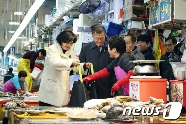 文大統領、旧正月を前に夫人と共に火災被害受けた市場を訪問（画像提供:wowkorea）