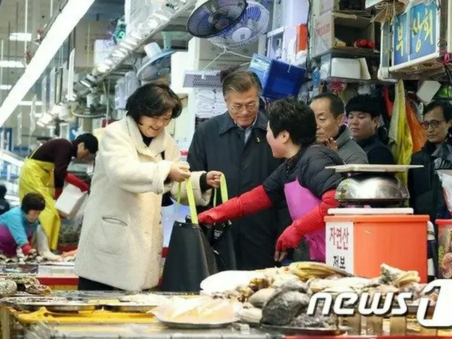 文大統領、旧正月を前に夫人と共に火災被害受けた市場を訪問（画像提供:wowkorea）