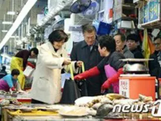 文大統領、旧正月を前に夫人と共に火災被害受けた市場を訪問
