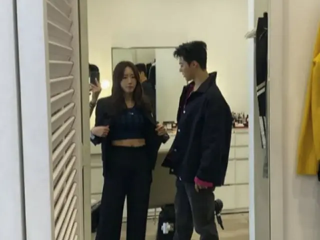 KangNam、妻イ・サンファのシックスパック露出に「お腹隠して…」(画像提供:wowkorea)