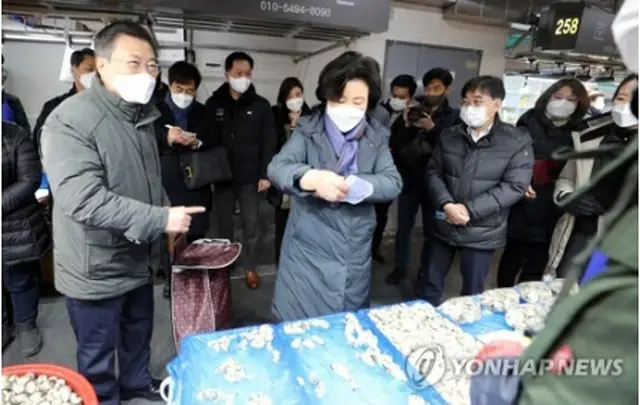 文大統領夫妻が仁川市の蘇莱浦口総合魚市場を訪れた＝10日、仁川（聯合ニュース）