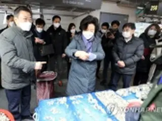 文大統領夫妻　旧正月控え市場訪問