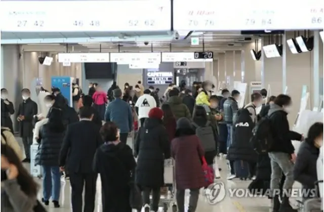 旧正月連休を前に混雑する金浦空港＝１０日、ソウル（聯合ニュース）