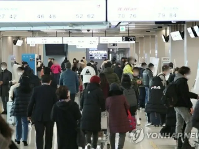 旧正月連休を前に混雑する金浦空港＝１０日、ソウル（聯合ニュース）