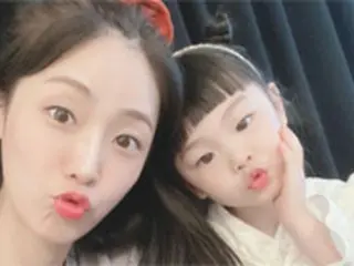 ソユル（元CRAYON POP）、娘ヒユルちゃんとのラブリーなツーショットを公開