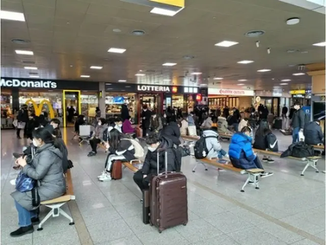 １０日午後のソウル駅構内＝（聯合ニュース）