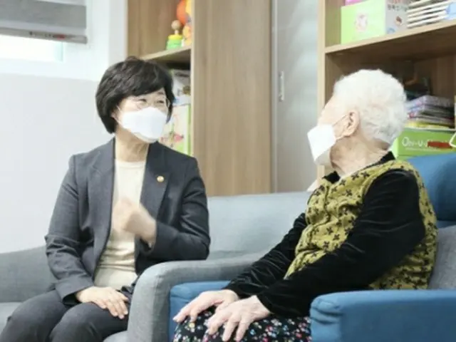 慰安婦被害者と面会した鄭氏（女性家族部提供）＝１０日、ソウル（聯合ニュース）≪転載・転用禁止≫