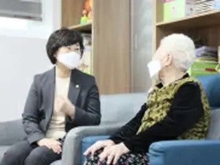 韓国新女性家族相が慰安婦被害と面会　「意思反映されるよう努力」