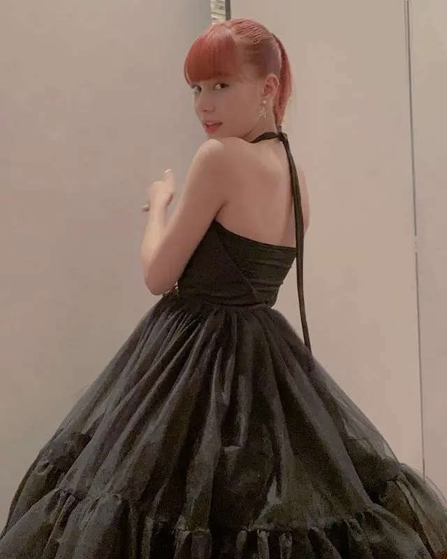 「NiziU」のNINA、背中が開いた美背中ドレス姿で近況報告…末っ子の甘えた顔もキュート（画像:「NiziU」公式インスタグラム）