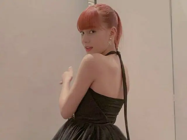 「NiziU」のNINA、背中が開いた美背中ドレス姿で近況報告…末っ子の甘えた顔もキュート（画像:「NiziU」公式インスタグラム）