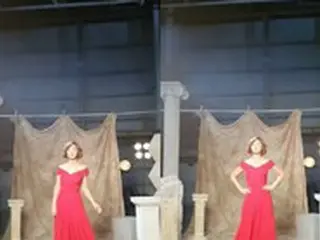 女優キム・ソンリョン、真っ赤なドレスで女神ビジュアル…55歳の美しいオーラを発散