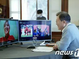 「新型コロナが終われば」…生徒の質問に「マスクを外して万歳」＝文在寅大統領