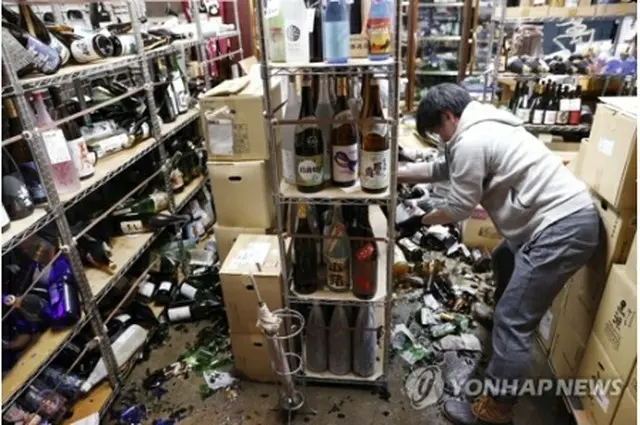 地震による被害を受けた福島県内の店＝（共同＝聯合ニュース）