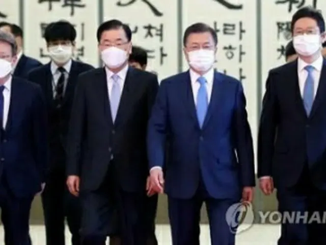 青瓦台（大統領府）で面会のため移動する（左から）権氏、鄭氏、文大統領、黄氏＝15日、ソウル（聯合ニュース）